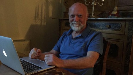 Profesorul Dan Cristea, stând la calculator