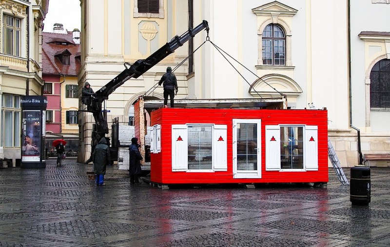 Căsuța lui Moș Crăciun din Piața Mare din Sibiu, transformată în centru de vaccinare, înaintea sărbătorilor de iarnă