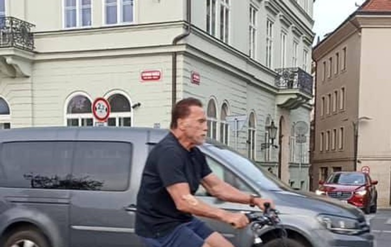 „Terminator, poartă cască!”. Actorul Arnold Schwarzenegger, filmat în timp ce se plimba cu bicicleta pe străzile din Praga | VIDEO