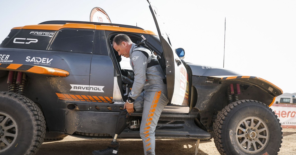 Mathieu Baumel, 48 de ani, navigator francez de raliuri, a revenit în competiții la Raliul Dakar 2026, după ce a suferit un accident grav pe 29 ianuarie 2025, care a dus la amputarea piciorului drept de sub genunchi