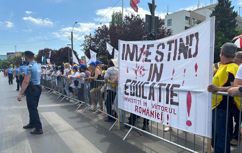 Protest al profesorilor, în a treia săptămână de grevă. Manifestanții au scandat în fața Palatului Cotroceni: „Demisia!”, „Nu cedăm!”