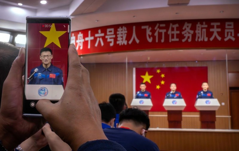 China se pregătește să trimită în spațiu, în premieră, un astronaut civil. Când începe misiunea