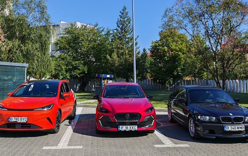 3 masini care stau in parcare