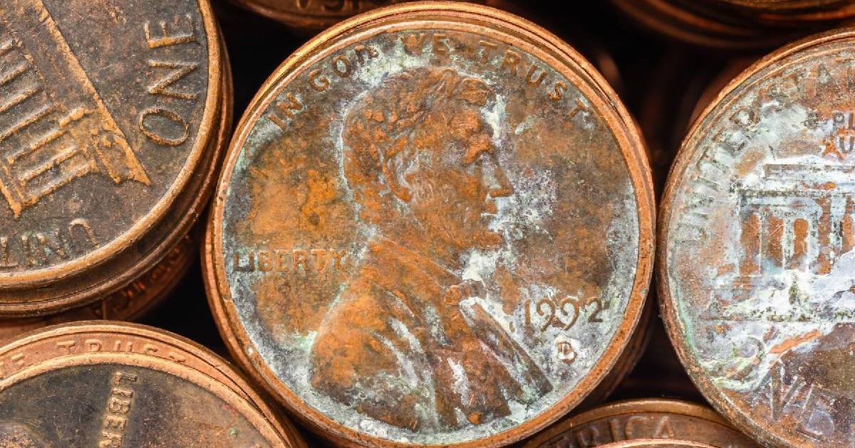 Monede de 1 cent, penny, ruginite, se vede imaginea fostului Președinte americam Abraham Lincon