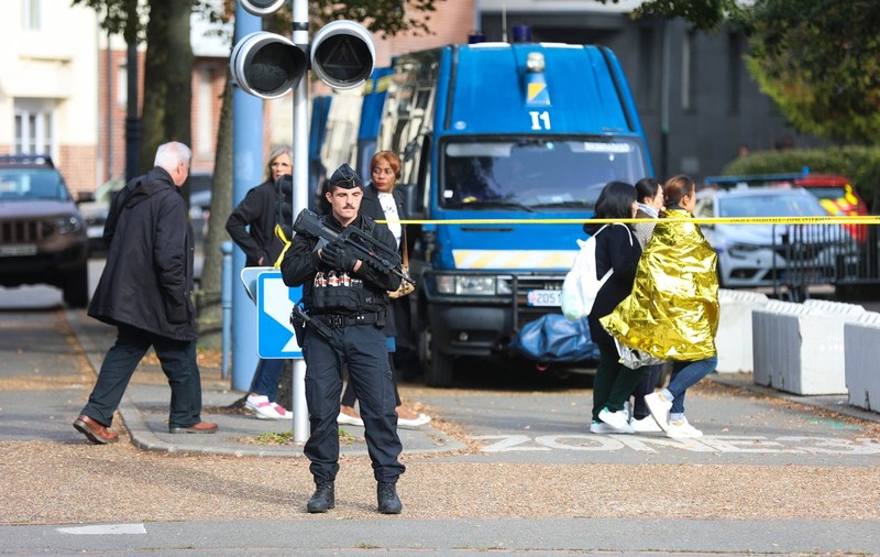 Alertă cu bombă la școala din Franța la care un profesor a fost ucis vineri. Elevii și profesorii au fost evacuați