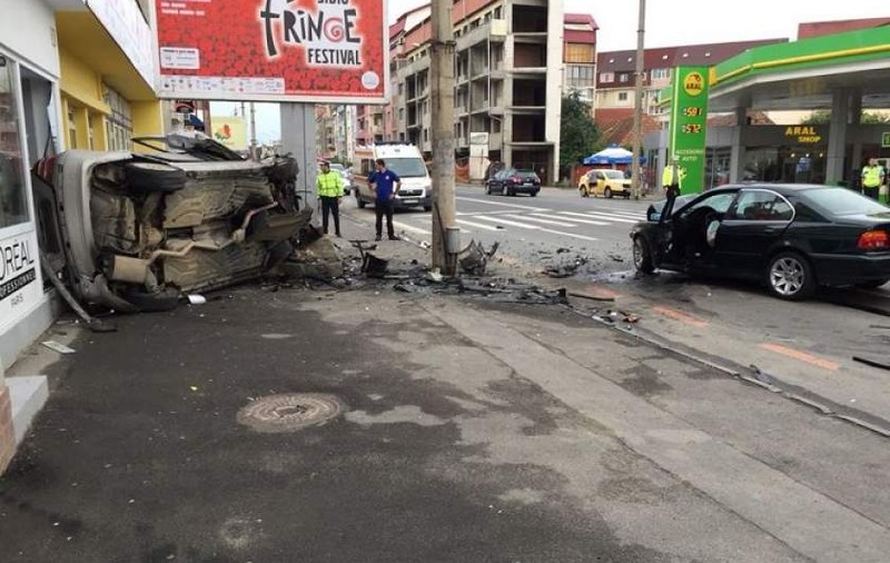Accident grav la Sibiu, produs de un şofer de 22 de ani, băut la volan. Patru persoane au fost rănite, printre care și un copil