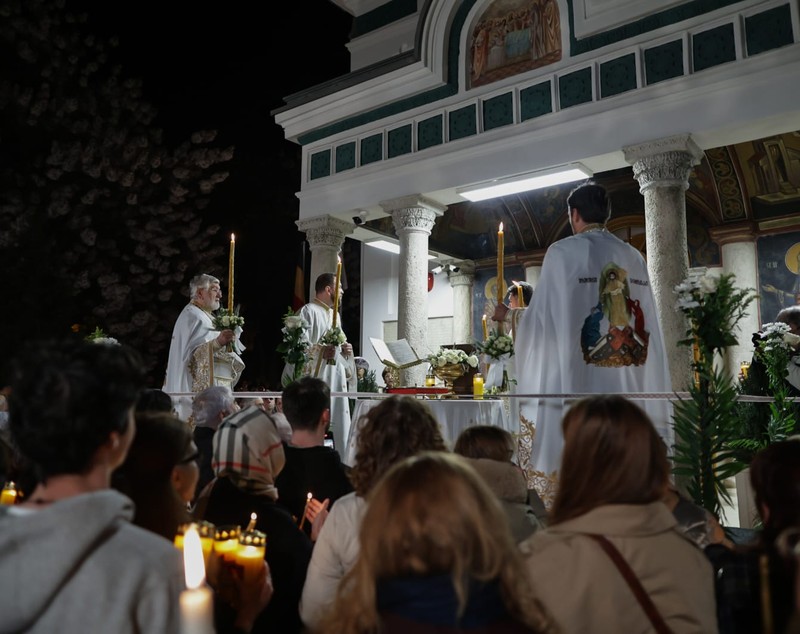 „Hristos a Înviat!” a răsunat sâmbătă la miezul nopții în întreaga Românie. „Un dar al iubirii lui Dumnezeu pentru noi toți”
