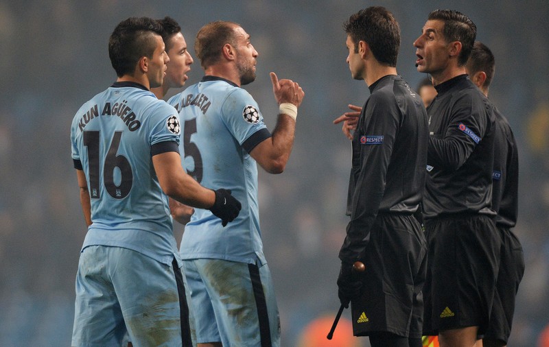 VIDEO / Gafa anului în arbitraj! Un jucător s-a împleticit, dar a obţinut penalty