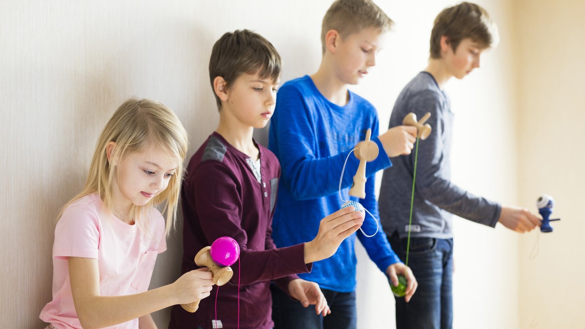 copii care se joaca cu kendama