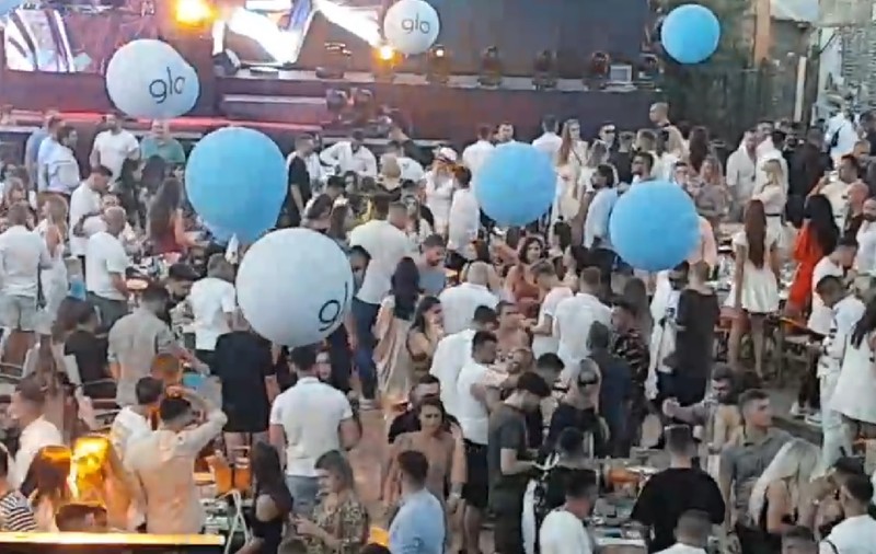 VIDEO | Petrecere cu sute de persoane, în clubul Nuba din Mamaia. Imaginile care arată cum sunt încălcate regulile, transmise pe Facebook