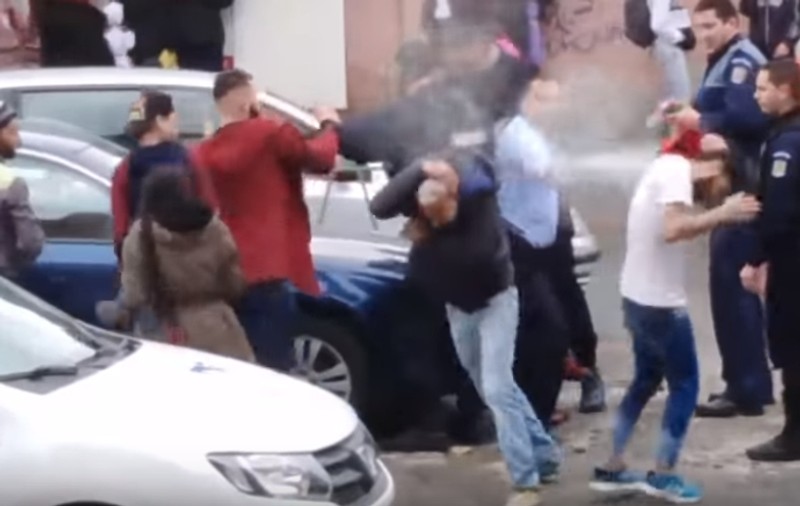 VIDEO | Incident între polițiști și un grup de tineri, în Tulcea, după un accident rutier. Unul dintre agenți a folosit spray lacrimogen