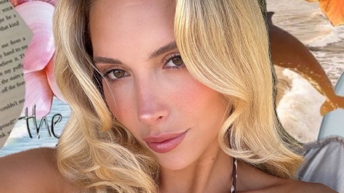 O fotografie cu o femeie blondă, cu pielea deschisă la culoare, cu părul ondulat și buclat. Fundalul este un colaj de elemente florale, inclusiv o floare roz și petale portocalii.