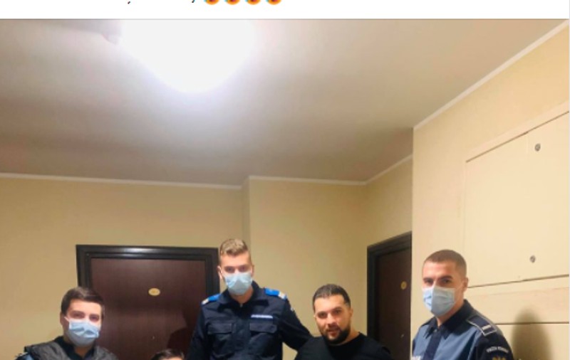 Cum a fost făcută poza în care doi polițiști și un jandarm stau lângă maneliștii Adi Minune și Tzanca Uraganul, după ce i-au amendat