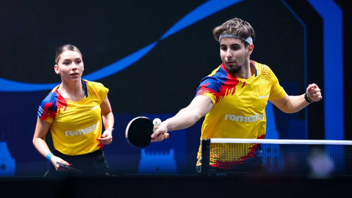 Bernadette Szocs şi Eduard Ionescu în timpul unei partide intense de tenis de masă