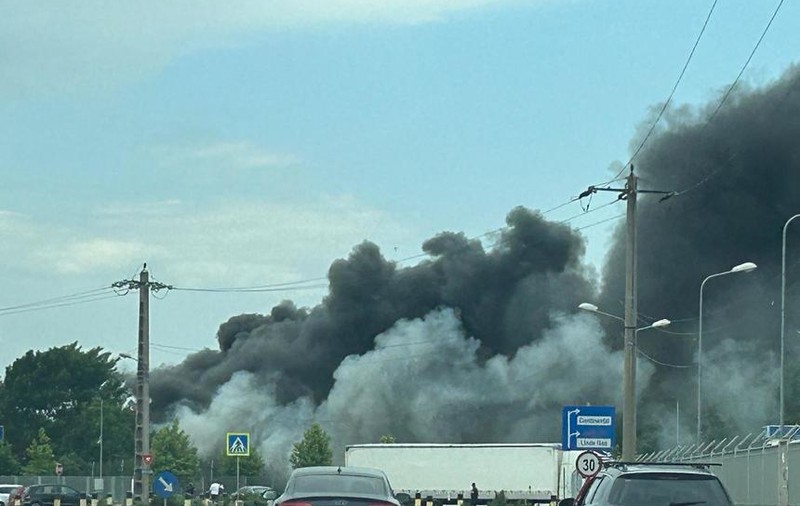 Incendiu cu degajări mari de fum în curtea comună a unor firme din Timișoara