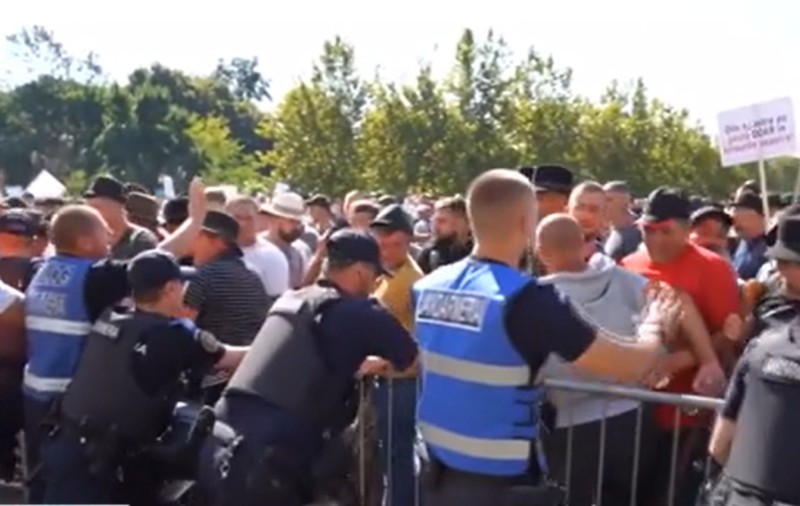 Violențe la protestul fermierilor, în fața sediului ANSVSA. Ce s-a stabilit la discuțiile cu Guvernul. Tanczos Barna anunță că se vor lua măsuri în privința conducerii ANSVSA
