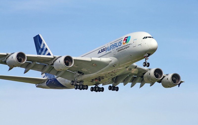 Un avion n-a putut să aterizeze pentru că un controlor de trafic a adormit la sol, pe aeroportul din Corsica. Survol de o oră deasupra insulei