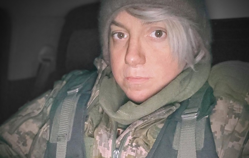Sarah, femeia transgender care a sosit la Harkov ca jurnalistă, apoi s-a alăturat armatei ucrainene: „Nu sunt eroină, merită să lupți pentru libertate”