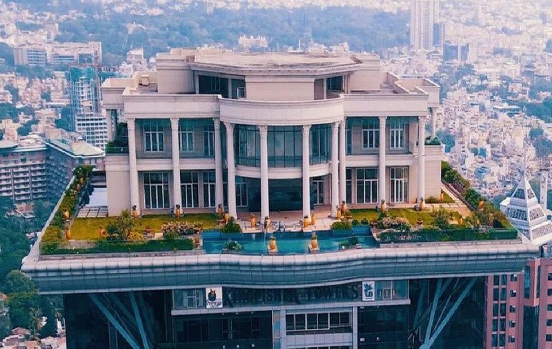 Vila de lux inspirată de Casa Albă, abandonată pe vârful unui zgârie-nori. De ce nu s-a mutat niciodată proprietarul