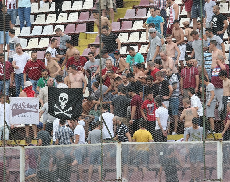 GALERIE FOTO INCREDIBILĂ / Rapidiștii s-au bătut între ei și cu jandarmii!