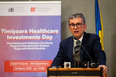 Dorel Sandesc managerul Spitalului Clinic Judetean de Urgenta din Timisoara, sustine un discurs in cadrul prezentarii programului de constientizare a oportunitatilor de investitii in domeniul medical prin accesare de fonduri UE in perioada 2023-2030, organizata la Hotel Timisoara din Timisoara, Joi 30 Martie 2023. Inquam Photos / Cornel Putan