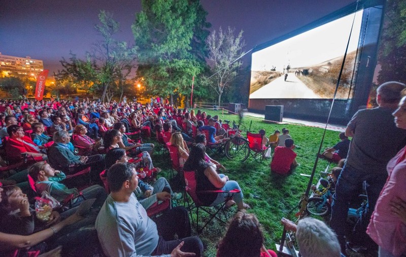 Cinema în aer liber, pe Insula Artelor din Parcul Titan