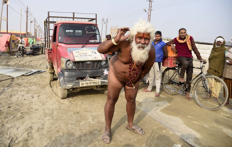 Un călugăr hindus a tras o camionetă cu penisul în timpul unui festival religios în India
