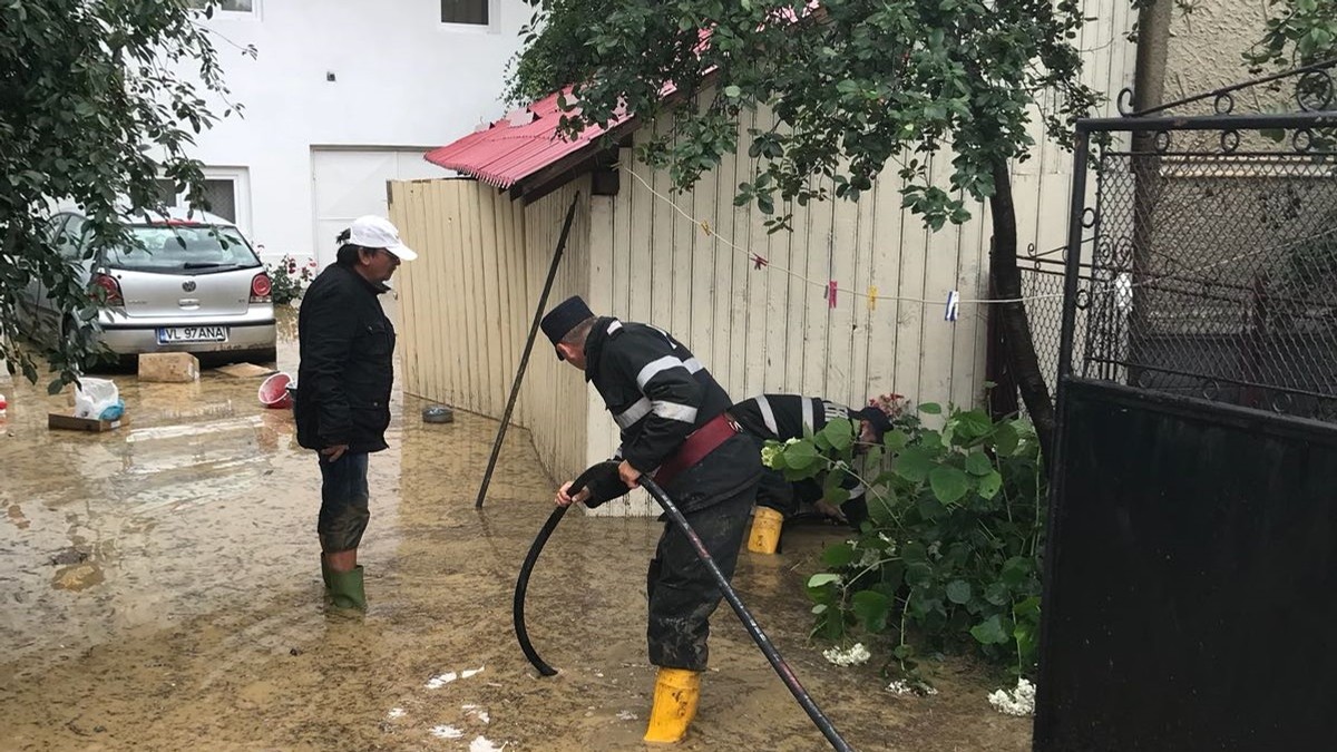 Bărbat luat de viitură în Neamț, în timp ce era cu vacile pe un deal