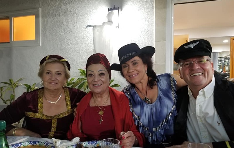 La 81 de ani, Maria Ciobanu a fost la colindat de Halloween. Cântăreața e stabilită de ani buni în America