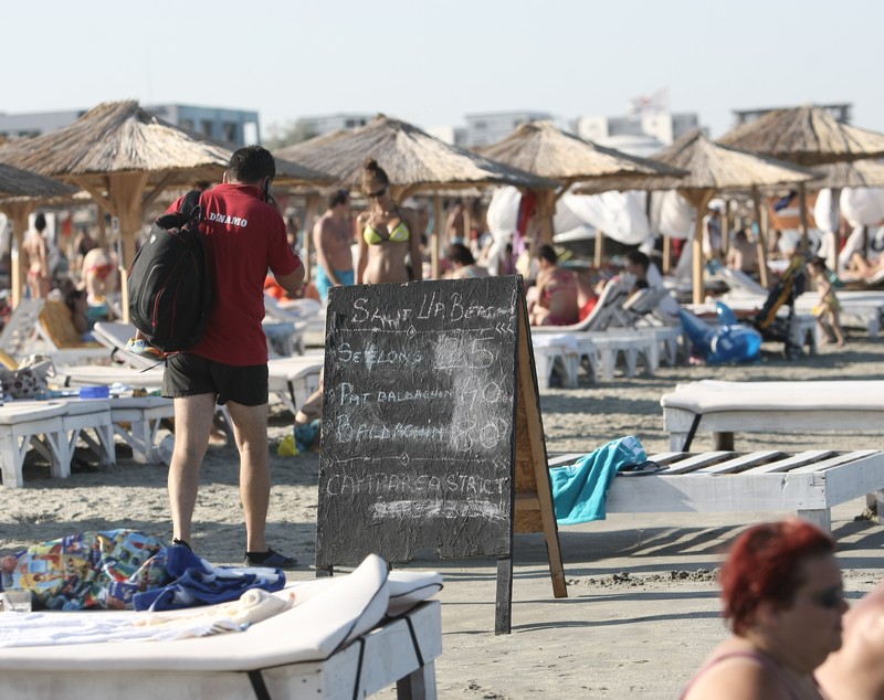 Dai un ban, da’ stai în față! Prețul șezlongurilor din Mamaia crește în funcție de... rând