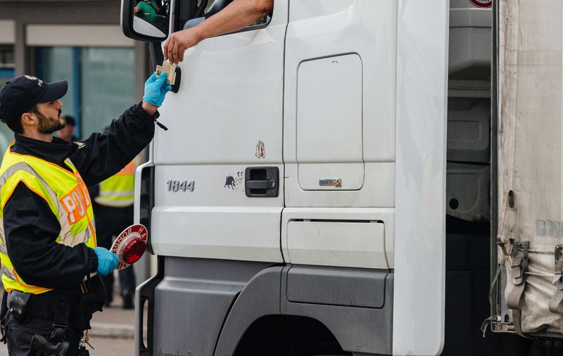 Falși polițiști au păcălit un șofer de TIR și i-au furat mii de euro, într-o benzinărie din Germania