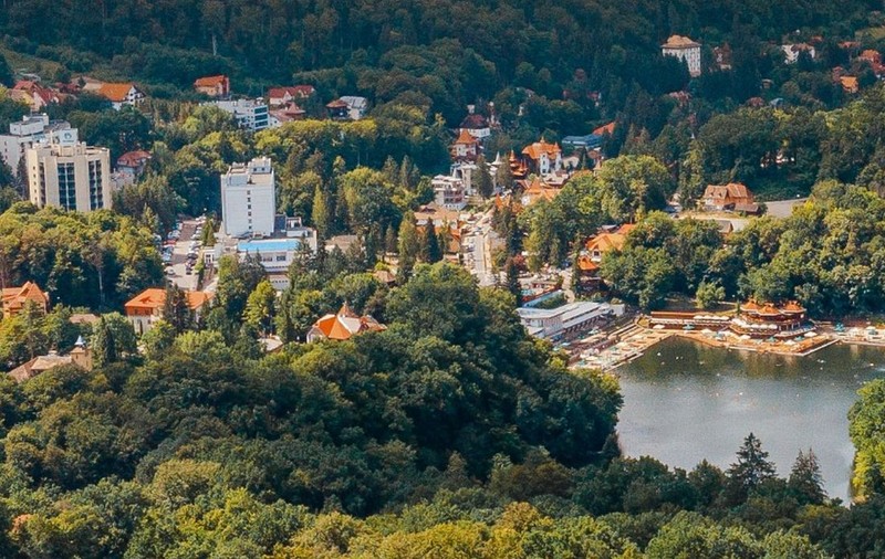 Localitatea din România cu lacuri sărate unice în Europa care a devenit „stațiune de teambuilding” în sezonul de toamnă