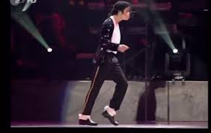 Șosetele purtate de Michael Jackson prima dată când a făcut dansul „moonwalk” vor fi vândute la licitație, pentru o sumă fabuloasă