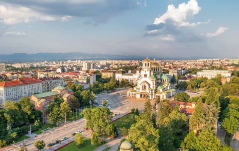 Vedere urbană cu o biserică istorică din Sofia, Bulgaria
