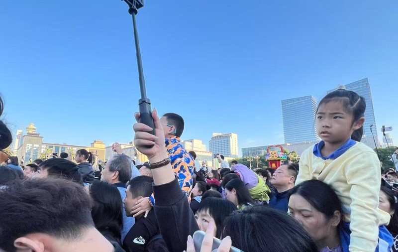 1 Mai muncitoresc în China. Patriotism la ora cinci dimineața în orașul unde s-a tras primul foc al revoluției chineze