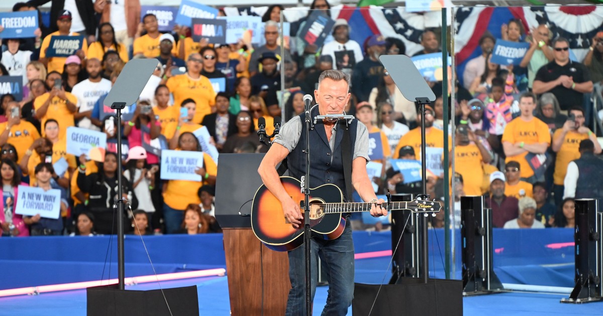 Bruce Springsteen cântă la chitară pe o scenă de lângă Atlanta