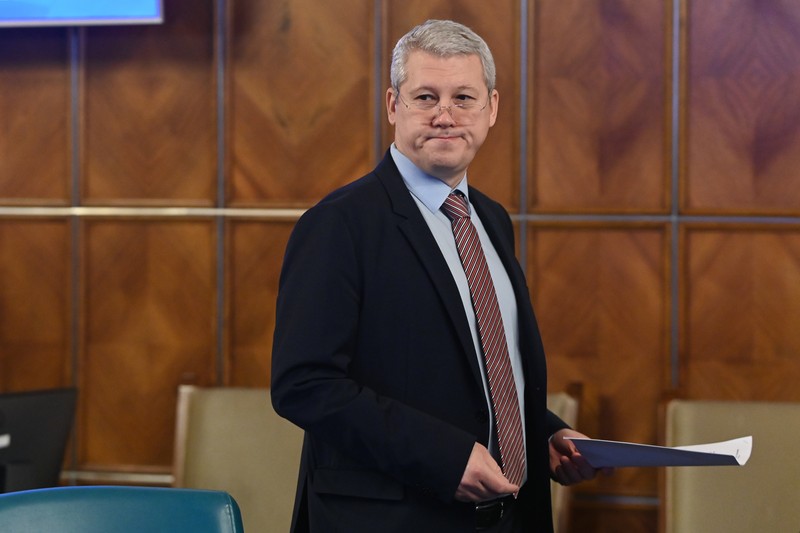Catalin Predoiu, ministrul Jutitiei, asteapta inceperea sedintei de guvern, vineri, 26 august 2022, la Palatul Victoria din Bucuresti. EDUARD VINATORU / MEDIAFAX FOTO