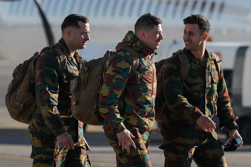 Militari belgieni pe pista aeroportului militar înainte de plecarea către România, 8 martie 2022 | Foto: EPA