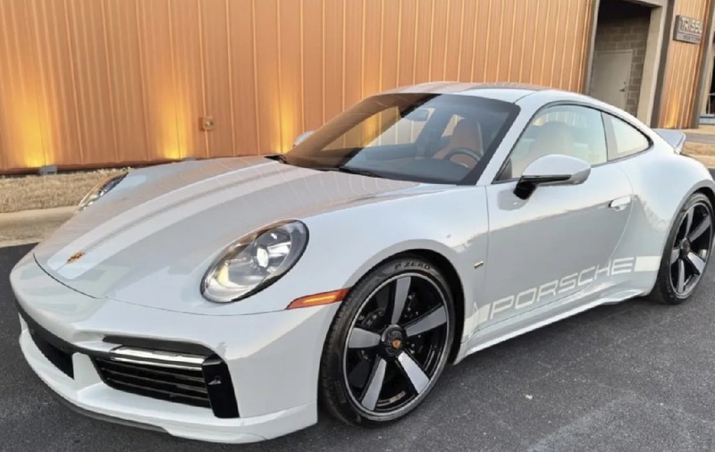 Un bărbat a cumpărat un Porsche 911, l-a revândut după 6.000 de kilometri și a câștigat 200.000 de euro