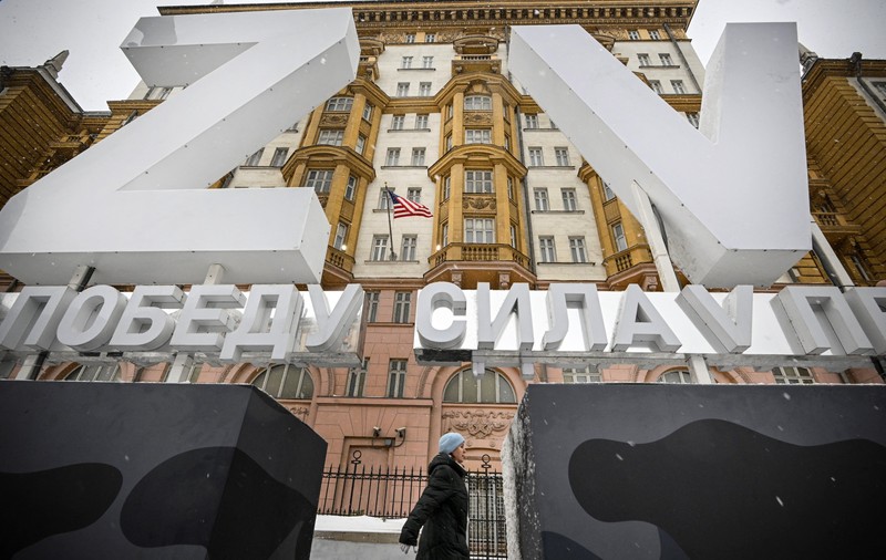 Două litere uriașe „Z” și „V”, simbolurile ofensivei militare rusești din Ucraina, amplasate în fața Ambasadei SUA din Moscova | FOTO
