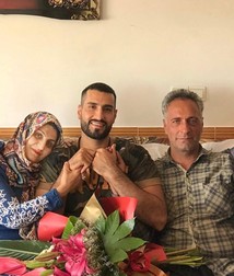 Alături de mama și tatăl său, în Iran | Foto: Instagram