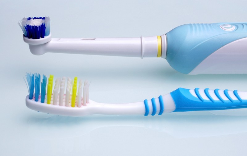 Periuţe de dinţi electrice sau clasice? Avantaje și dezavantaje