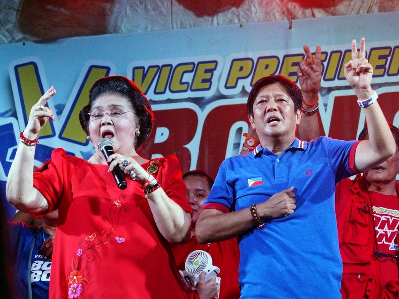 Ferdinand Marcos jr, alături de mama sa, fosta primă doamnă Imelda. FOTO: EPA