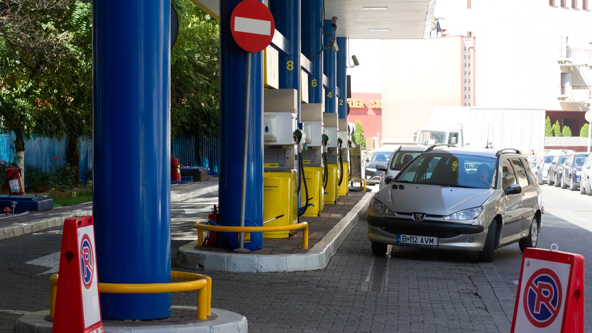 Benzina și motorina s-au scumpit în ultimele 2 luni cu 10 %. Cauzele acestei creșteri a prețului la pompă