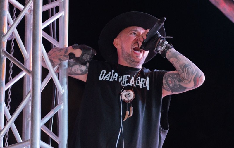 Motivul pentru care un artist român s-a urcat pe schelele scenei în timpul unui concert din Bucovina: „Pleci schimbat”