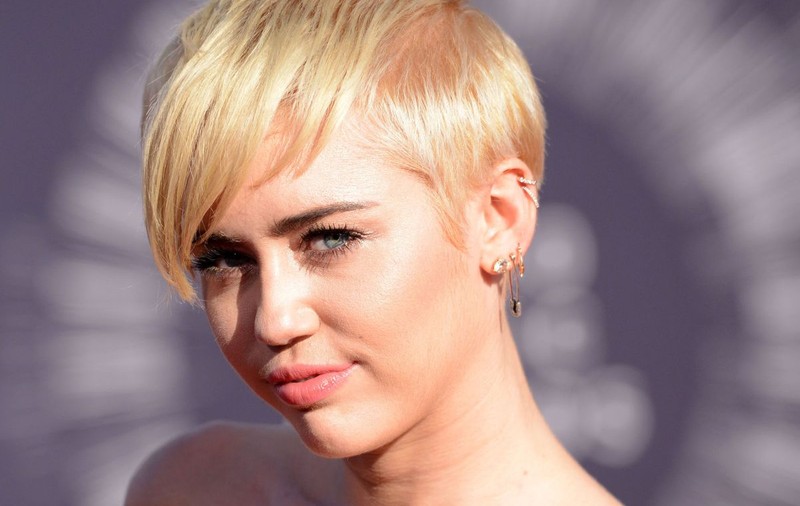 CHIAR că NU MAI ARE NIMIC de ASCUNS! MILEY CYRUS și-a SCOS SFÂRCURILE la ÎNAINTARE!