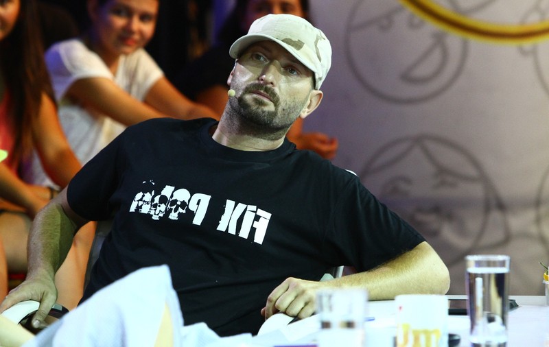 Cheloo și-a ieșit din minți. “Dacă nu aş fi fost condamnat pentru 0.6 grame de iarbă, oferită unui fraier, te-aș fi călcat în picioare”