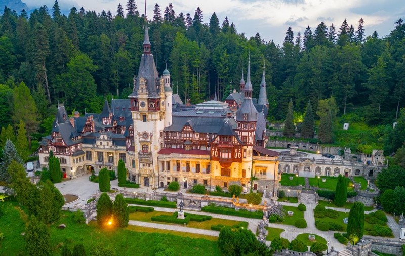 Castelul Peleș, reședința regală cu inovații unice în Europa. Povestea primului castel electrificat integral și secretele ingineriei din 1883