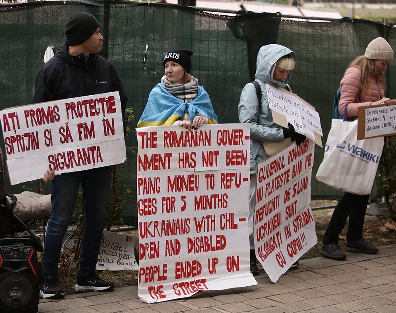 „Încercăm să nu consumăm prea multă apă sau lumină”. Protestul ucrainenilor refugiați în România care nu au primit banii promiși de Guvern