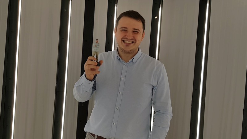 Celor mai dedicați angajați li se va face statuetă 3D. Ideea aparține unor tineri bucureșteni care te pot face bibelou cu ajutorul unei imprimante 3D. Și-au făcut un astfel de selfie și familii cu copii sau viitori miri.